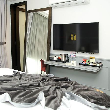 Ambiance Boutique Art Hotel Λαχόρη Δωμάτιο φωτογραφία A television in a hotel room