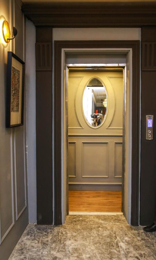 Ambiance Boutique Art Hotel Λαχόρη Εξωτερικό φωτογραφία A mirror in a lift