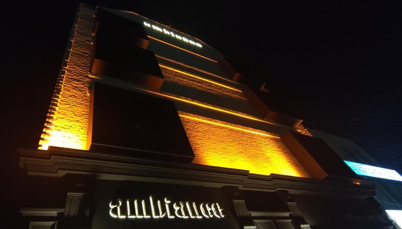 Ambiance Boutique Art Hotel Λαχόρη Εξωτερικό φωτογραφία The building at night