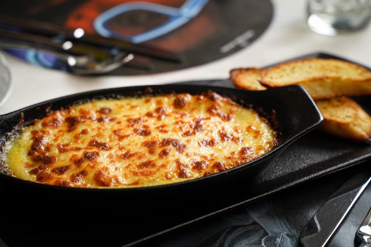 Ambiance Boutique Art Hotel Λαχόρη Εξωτερικό φωτογραφία A cheese fondue