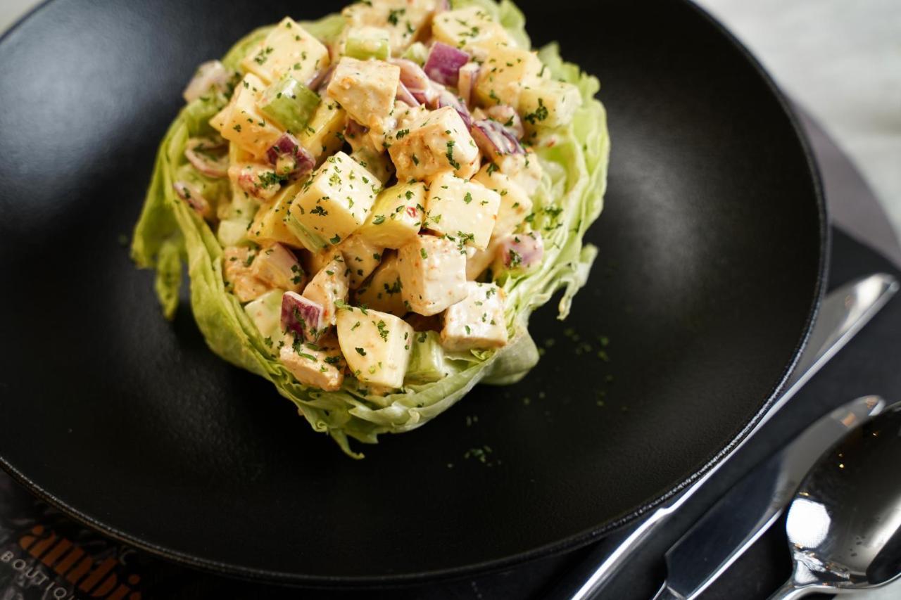 Ambiance Boutique Art Hotel Λαχόρη Εξωτερικό φωτογραφία A salad with chicken