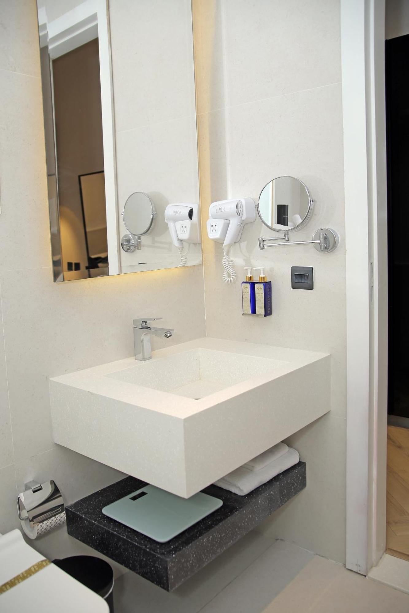 Ambiance Boutique Art Hotel Λαχόρη Δωμάτιο φωτογραφία A wall mounted hair dryer in a hotel bathroom