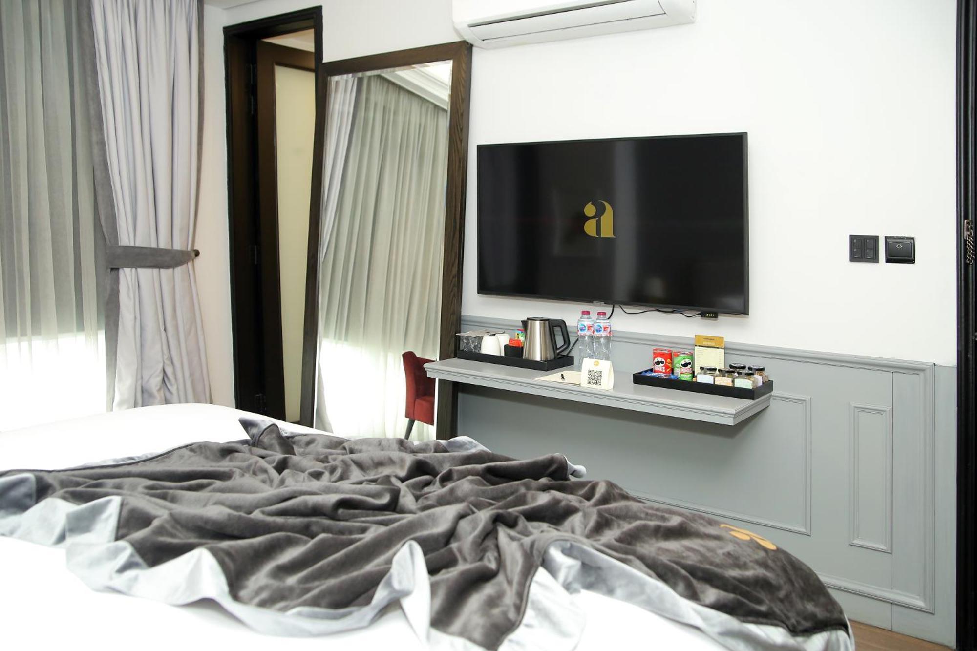 Ambiance Boutique Art Hotel Λαχόρη Δωμάτιο φωτογραφία A television in a hotel room