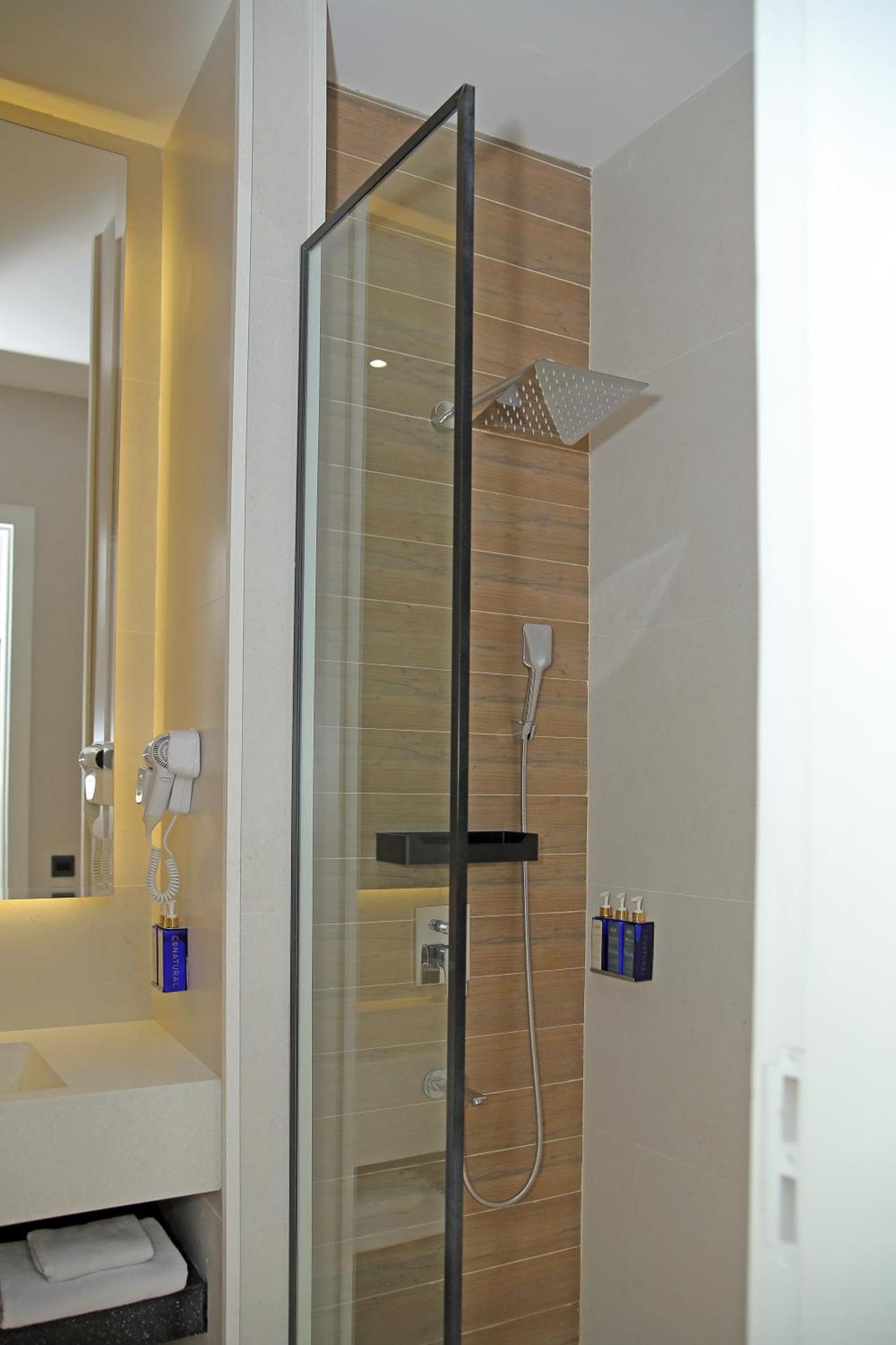Ambiance Boutique Art Hotel Λαχόρη Εξωτερικό φωτογραφία A shower with a fixed shower head and a handheld shower head
