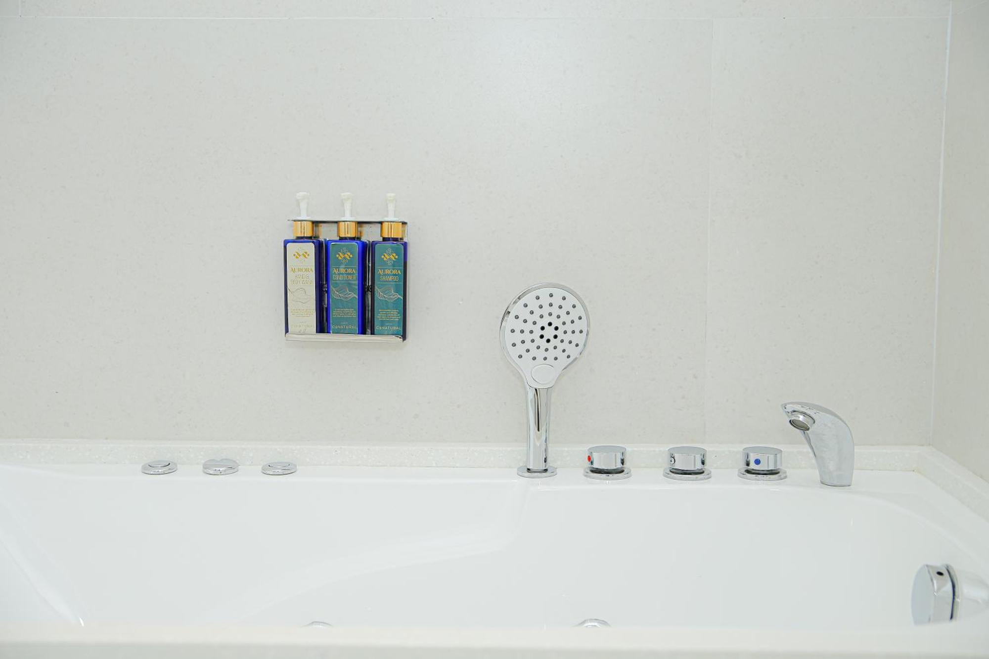 Ambiance Boutique Art Hotel Λαχόρη Δωμάτιο φωτογραφία A shower bath