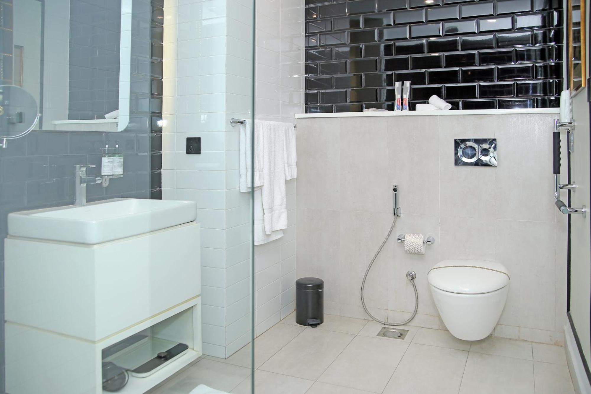 Ambiance Boutique Art Hotel Λαχόρη Δωμάτιο φωτογραφία Bathroom with a bidet and a shower